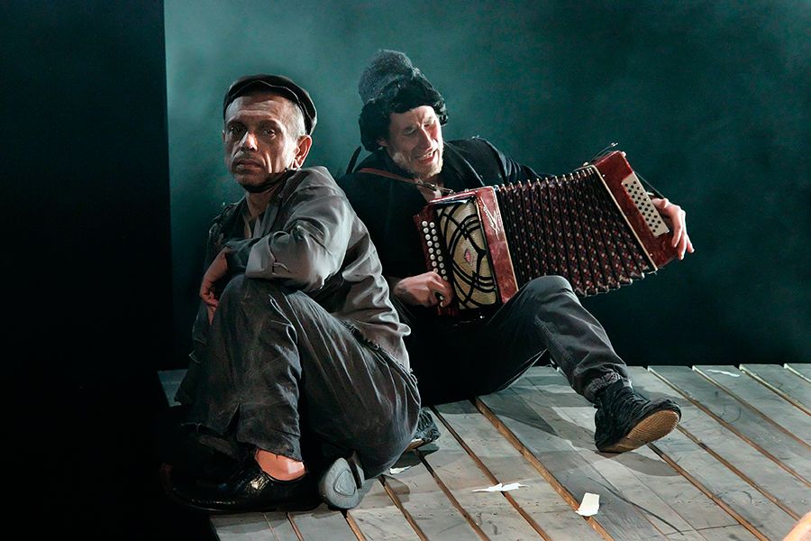 На дне